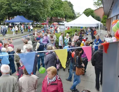 Ein Stadtteilfest rund um den Nachbarschaftstreff feiert 10 Jahre des Vereins zur Förderung der Gemeinschaft in der HARABAU e.V.