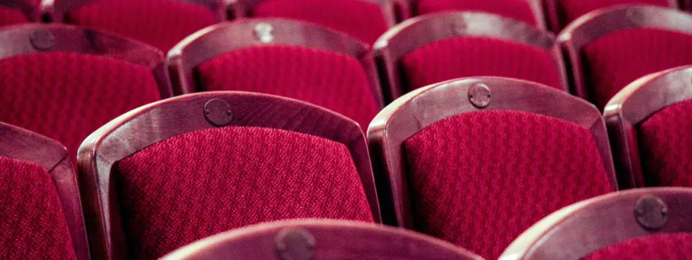 Stuhlreihen in einem Theater